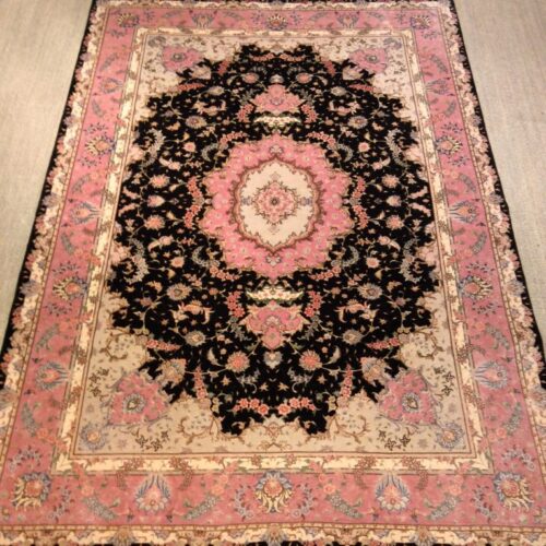 Orientteppich mit rosa und schwarzen Mustern